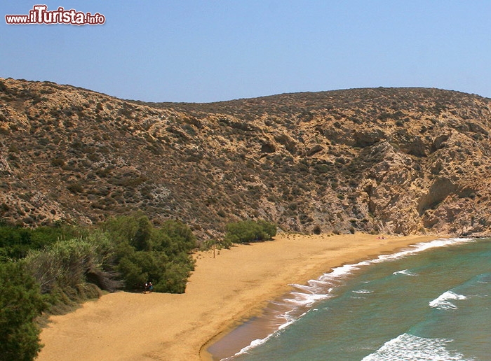 Immagine Una spiaggia isolata di Anafi nel mar Egeo meridionale, Grecia, arcipelago delle Cicladi.