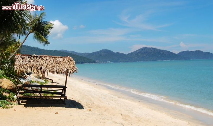 Immagine La grande spiaggia di Batu Ferringhi: è uno dei gioielli balneari di Penang in Malesia - © Nicole Paton / Shutterstock.com