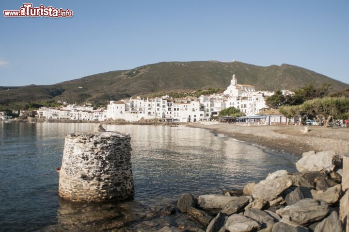 Immagine La bella spiaggia di Cadaques, uno dei borghi costieri più famosi della Spagna, sulla parte settentrionale della costa Brava - © Jose Diez Bey / Shutterstock.com