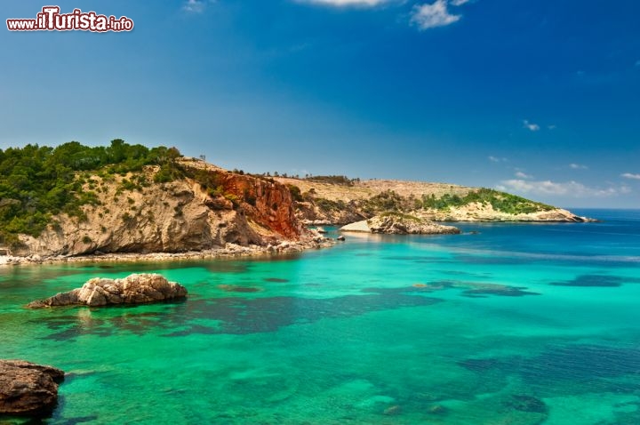 Immagine La straordinaria spiaggia di Cala Xarraca a Ibiza, è sicuramente uno dei luoghi migliori per fare snorkeling dell'isola. Citroviamo sulle isole Baleari, il celebre arcipelago della Spagna - © Eric Gevaert / Shutterstock.com