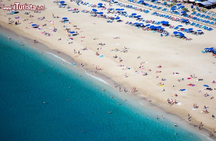 Immagine La grande spiaggia di Cleopatra, famosa per le sue sabbie soffici ed il mare cristallino: si trova ad  Alanya lungo la costa mediterranea della Turchia - © muratart / Shutterstock.com