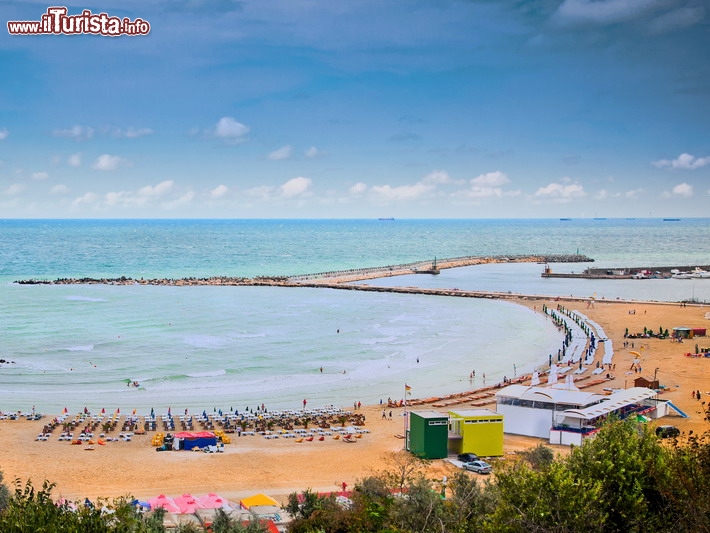 Immagine Spiaggia di Costanta (Costanza) la celebre località balneare sul Mar nero, in Romania - © Aleksandar Todorovic / Shutterstock.com