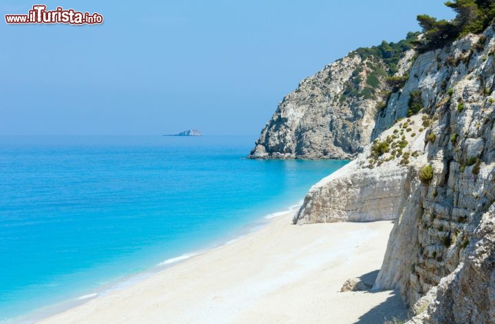 Immagine Scogli e sabbia a Egremni sull'isola di Lefkada, Grecia - E' situata sulla costa occidentale dell'isola questa bella spiaggia che dista una trentina di chilometri dal capoluogo. Sorge ai piedi di una zona montuosa che si estende da porto Katsiki fino a nord dell'isola. E' fra le spiagge di più difficile accesso © Brykaylo Yuriy / Shutterstock.com