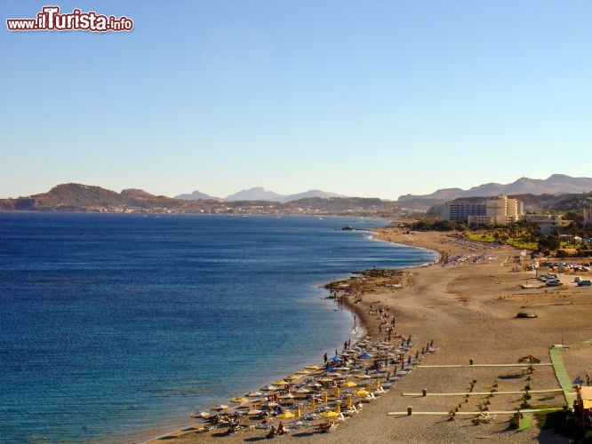 Immagine Spiaggia di Faliraki a Rodi, Grecia - Il centro abitato di Faliraki possiede la spiaggia più famosa di Rodi: situata nella zona a nord est dell'isola è lunga circa 5 chilometri. Decisamente affollata nel periodo estivo, questa spiaggia è dotata di ogni comfort per i turisti e di attrezzature per gli sport acquatici. La spiaggia ha sabbia dorata e fondale con tratti rocciosi; lungo il litorale si trovano ristoranti, negozi e locali © Birute Vijeikien / Shutterstock.com