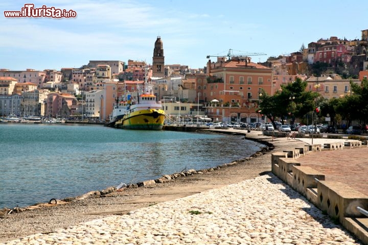 Immagine un piccolo tratto di spiaggia presso il borgo di Gaeta nel sud del Lazio, sulla costa tirrenica dell'Italia - © onairda / Shutterstock.com