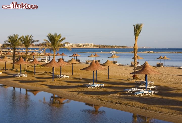 Immagine Spiaggia di Hurghada, località per le vacanze sul Mar Rosso in Egitto - © OlegD / Shutterstock.com