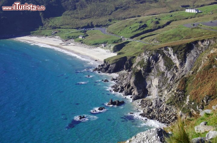 Immagine Fotografia aerea della spiaggia di Keem Bay, Achill Island - Fra le tante spiagge per cui Achill Island è conosciuta c'è quella di Keem Bay, una suggestiva distesa di sabbia racchiusa in un golfo. Una leggenda irlandese narra che San Patrizio benedisse questa terra dopo averne visto e ammirato dall'alto la particolare bellezza. Ecco perchè pare che in queste acque nessuno possa annegare © Bildagentur Zoonar GmbH / Shutterstock.com