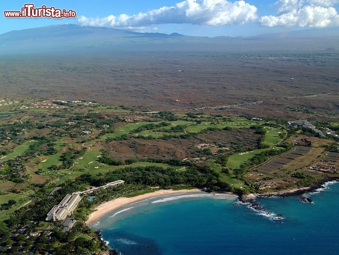 Immagine La Spiaggia di Mauna Kea, sull'Isola di Hawaii, è tra le più belle dell'arcipelago, situata lungo la Kohala Coast. Ospita un grande resort di lusso, il Mauna Kea Beach Hotel, che non intacca la bellezza selvaggia della spiaggia - © Ron Garnett / www.hvcb.org