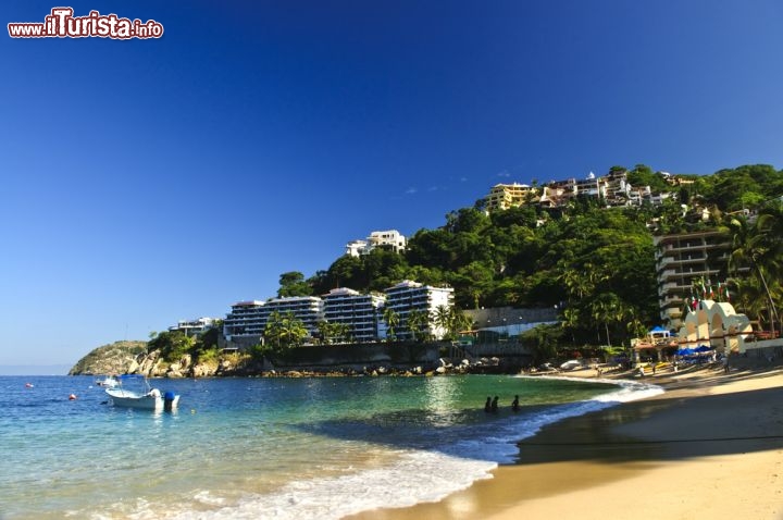 Immagine Spiaggia di Mismaloya, Jalisco: nel punto più meridionale di Puerto Vallarta si trova questa bellissima spiaggia ai piedi delle montagne che formano una caletta accogliente circondata dalla vegetazione. Dalla strada di accesso si può godere di una delle viste panoramiche più belle della zona - © Elena Elisseeva / Shutterstock.com