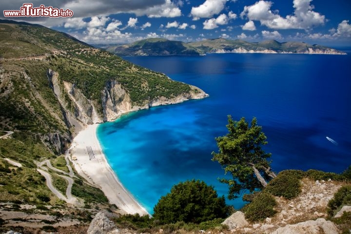 Immagine La spiaggia di Myrtos a Cefalonia concorre al primato di essere una delle spiagge più belle del Mediterraneo. Ubicata sulla punta nord-occidentale dell'isola di Kefalonia, è resa spettacoalre dalle sue acque turchesi, che virano al blu cobalto del largo, e per la cornice di montagne che l'attorniano, di cui il Kalon Oros tocca i 900 metri d'altezza. La spiaggia è costituita da ciootoli bianchi, arrotondati, che diventano via via più piccoli man mano ci si avvicina all'acqua. Ci troviamo tra le Isole Ioniche della Grecia - © Andrey Grinyov / Shutterstock.com