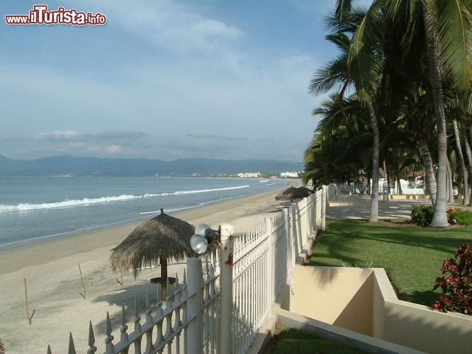 Immagine Spiaggia di Nuevo Vallarta, Nayarit (Messico) - © Ruiz -CC BY-SA 2.0 vía Wikimedia Commons.