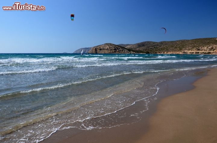 Immagine Spiaggia di Prasonisi a Rodi, Grecia - All'estremo sud dell'siola di Rodi si trova la spiaggia di Prasonisi, distesa sabbiosa piuttosto ampia sempre battuta dai venti e per questo paradiso per gli appassionati di sky surf. Particolarmente suggestivo è ammirare l'incrocio di due mari, l'Egeo e il Levante, nei momenti di alta marea © Birute Vijeikien / Shutterstock.com