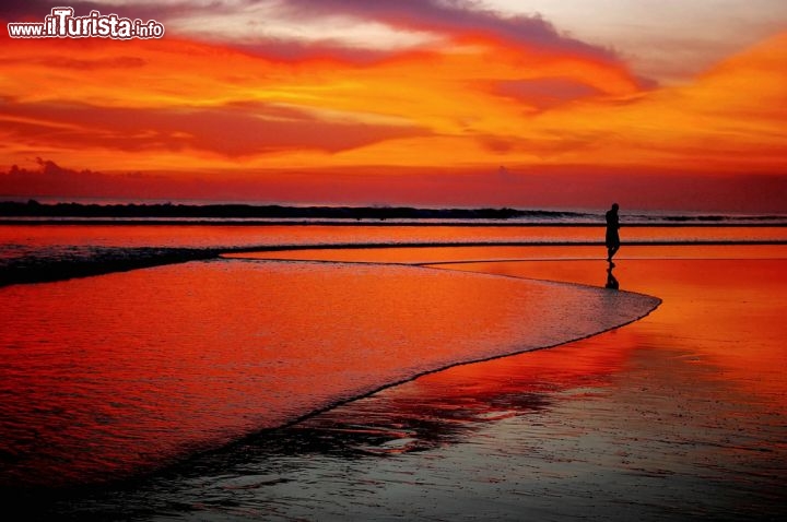 Immagine Spiaggia di Seminyak al tramonto. Siamo sull'isola di Bali in Indonesia. La zona di Seminyak è una delle più turistiche della costa occidentale di Bali e si trova appena a nord di Kuta e Legian, di cui oramai fa parte della conurbazione. Qui si trova una grande concentrazione di alberghi e negozi dove fare shopping - © Komar / Shutterstock.com