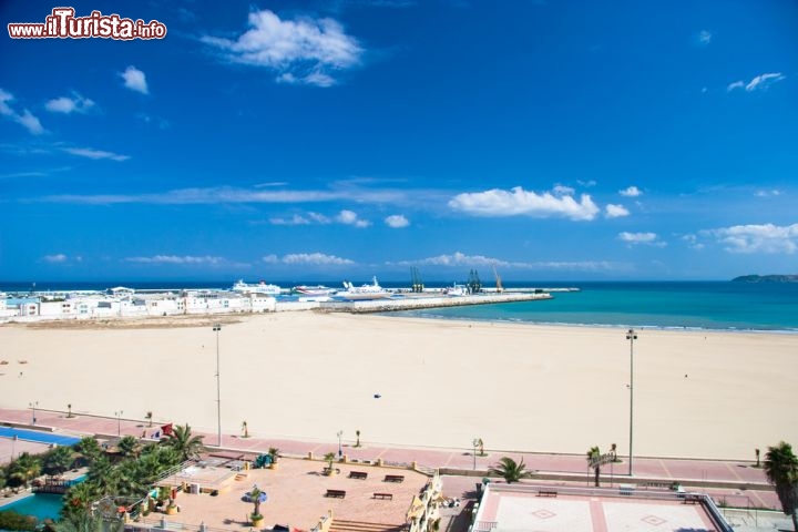 Immagine La Spiaggia di Tangeri in Marocco. Questa importante città portuale, vanta una popolazione di circa 670 mila abitanti. e si trova all'apice settentrionale dei due litorali marocchini, quello atlantico e quello medieterraneo - © megastocker / Shutterstock.com