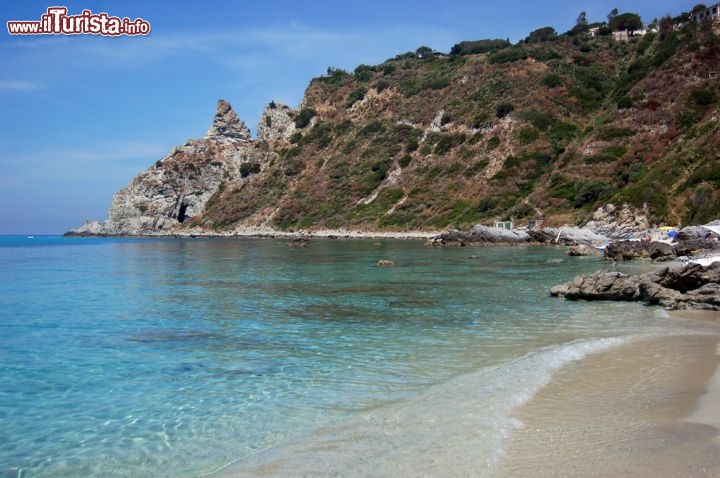 Immagine Bella spiaggia appartata sotto la falesia di Tropea in Calabria