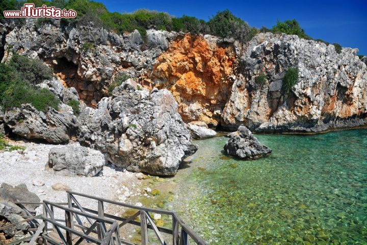Immagine Una spiaggia di ciottoli presso Skala, isola di Cefalonia (Ionio) in Grecia - © Calek / Shutterstock.com