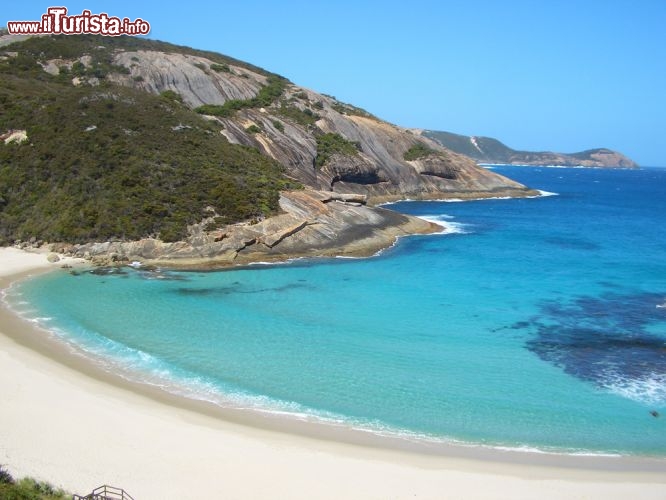 Immagine Spiaggia nei dintorni di Perth, Western Australia. La lunga costa di Perth ha sabbia chiarissima che incontra l'acqua turchese del mare, così limpida da riuscire a vedere il fondale. 39693490