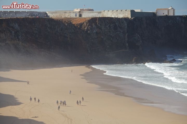 Immagine Spiaggia e Forte di Sagres: siamo nel sud del Portogallo lungo la spettacolare costa dell'Algarve - © Jan Mastnik / Shutterstock.com