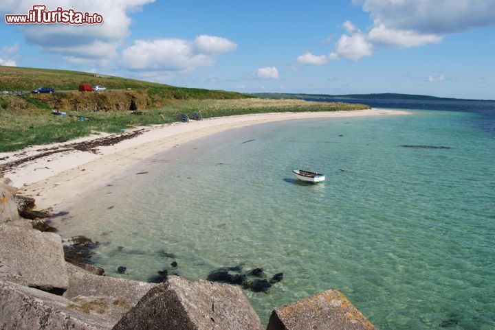 Immagine Spiaggia bianca vista dalle barriere fatte erigere da Churchill, durante la Seconda Guerra Mondiale, alle isole Orcadi in Scozia - © Jule_Berlin / Shutterstock.com