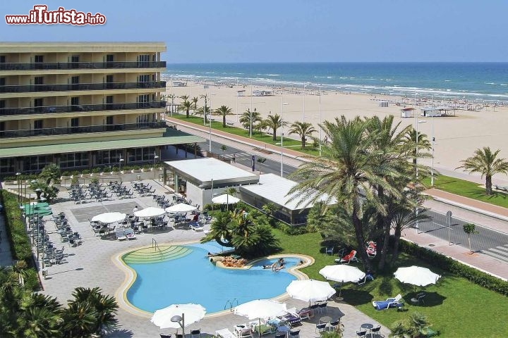 Immagine Spiaggia e hotel a Gandia, Spagna: la grande Playa de Gandìa offre un arenile molto profondo ed una lunghissima estensione, con la possibilità di accogliere tantissimi turisti senza mai riempirsi completamente - www.gandia.org