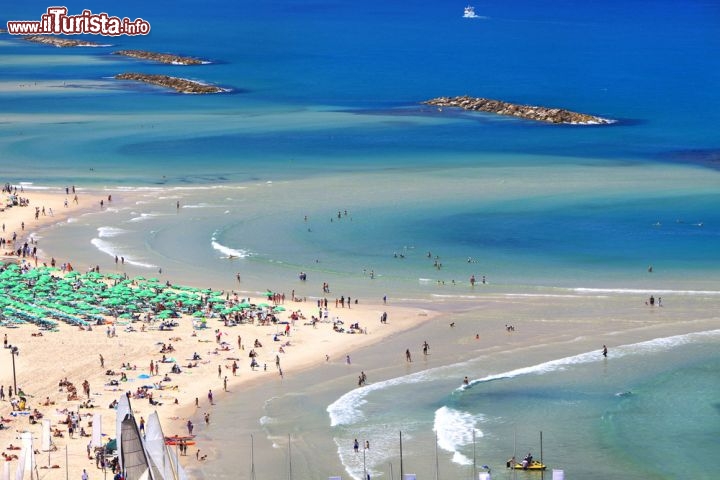 Immagine Una delle tante spiagge di Tel Aviv, Israele: la città vanta 14 km di sabbia candida e acque cristalline, dove si susseguono stabilimenti balneari curati e dotati di ogni comfort, ristoranti e locali sempre affollati, che assicurano un'instancabile vita notturna. Ci sono spiagge per tutti i gusti, tutte vicine al centro città, da quelle più mondane a quelle più selvagge e silenziose. In certi casi l'ingresso è a pagamento, ma ne vale la pena - © Protasov AN / Shutterstock.com