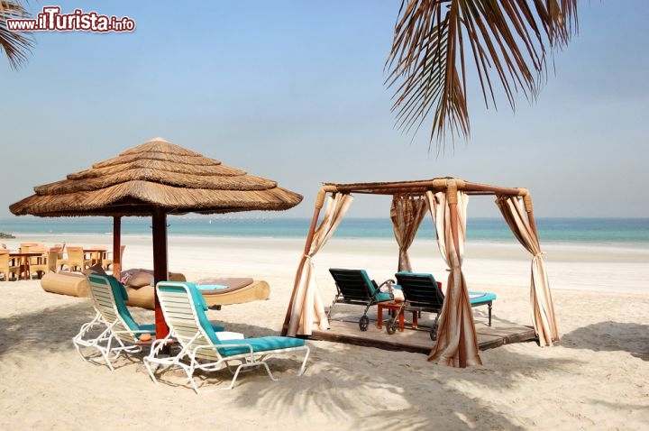 Immagine La spiaggia in uno degli hotel di lusso ad Ajman, l'emirato a due passi da Dubai, nel Golfo Persico - © slava296 / Shutterstock.com