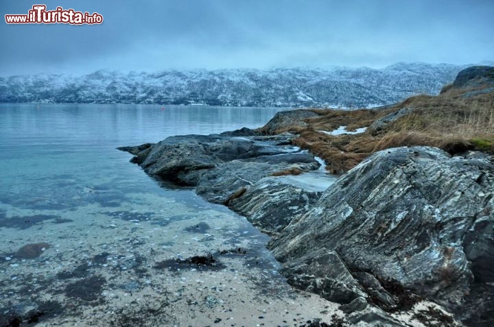 Immagine Spiaggia invernale in un fiordo vicino a Tromso in Norvegia