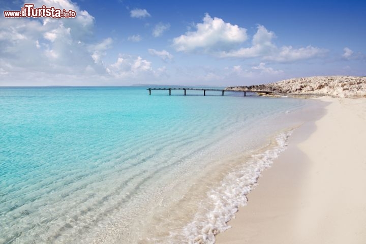 Immagine Formentera è mare cristallino e sabbia bianca... il connubio da cartolina per eccellenza! L'isola dell'arcipelago delle Baleari (Spagna), collegata alla vicina Ibiza da numerosi traghetti, è famosa per le sue spiagge paradisiache, anche per naturisti, e per il rito dell'aperitivo in riva al mare, sempre più amato dai turisti italiani - © holbox / Shutterstock.com