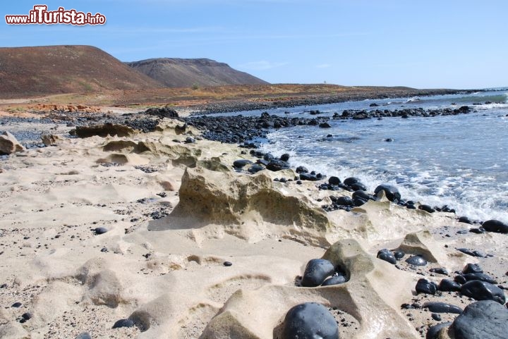 Immagine Spiaggia selvaggia lungo la costa sud dell'isola di Sal a Capoverde - © Piotr G / Shutterstock.com