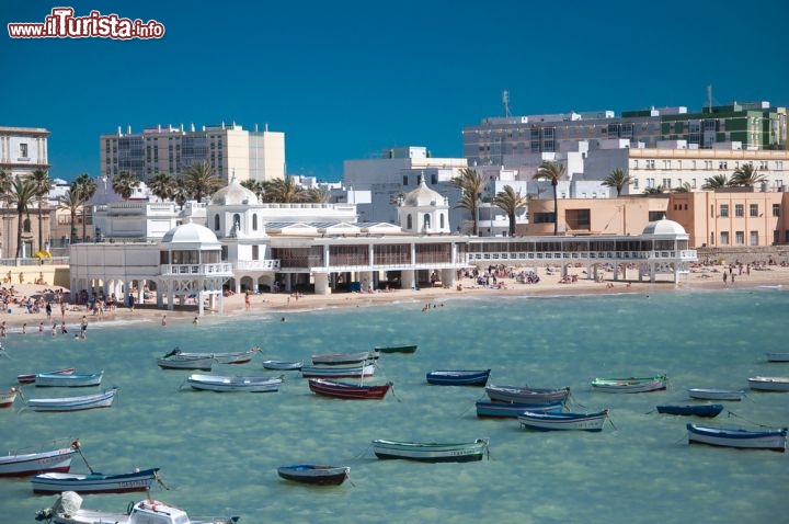 Immagine Spiaggia de la Caleta in centro a Cadice, Spagna - © ermejoncqc / Shutterstock.com