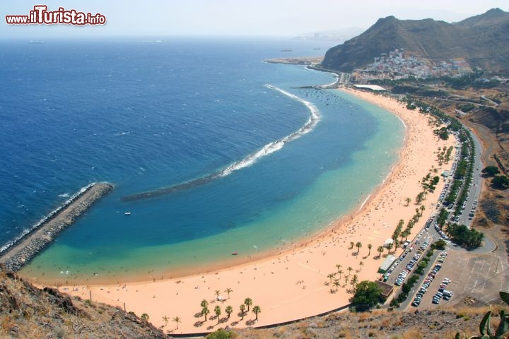 Immagine La spiaggia di Playa Teresitas a Santa Cruz de Tenerife, isole Canarie. Si trova appena a nord (9 km) della città più importante dell'Isola, poco prima della costa selvaggia che caratterizza Punta de Anaga, l'estremità nord-orientale di Tenerife. La spaiggia un tempo non era così ampia: nel 1973 è sta importata sabbia dall'Africa, raddoppiando così le dimensioni dell'arenile - © Carlos Munoz / Shutterstock.com