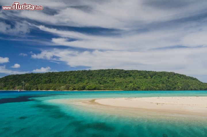 Immagine Una delle tante spiagge romantiche delle isole di Tonga, una meta tipica dei viaggi di nozze e delle lune di miele - © Michal Durinik / Shutterstock.com