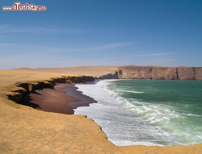 Immagine Spiaggia rossa a Paracas, nella costa desertica del Perù del sud - © arno Gonzalez Zarraonandia / Shutterstock.com