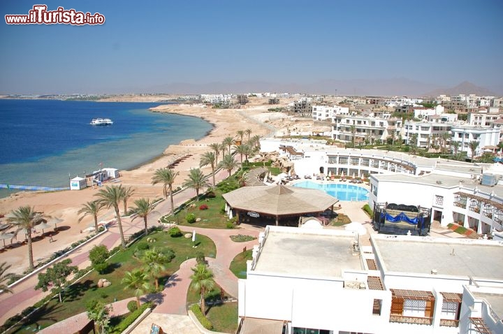 Immagine La spiaggia sabbiosa di Hurghada, lungo la costa del Mar Rosso in Egitto - © marinart1 / Shutterstock.com