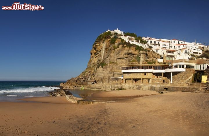 Immagine Spiaggia sabbiosa lungo la costa occidentale del Portogallo: ci troviamo a Azenhas do Mar, nella regione di Lisbona - © Armando Frazao / shutterstock.com