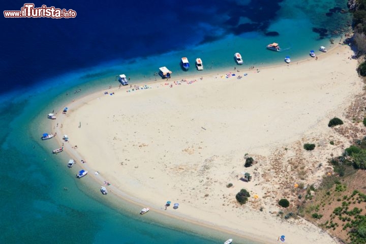 Immagine Spiaggia sabbiosa di Zante: l'isola di Zacinto (Grecia) è celebre per le sue acque cristallina e i suoi paesaggi selvaggi - © Netfalls - Remy Musser / Shutterstock.com