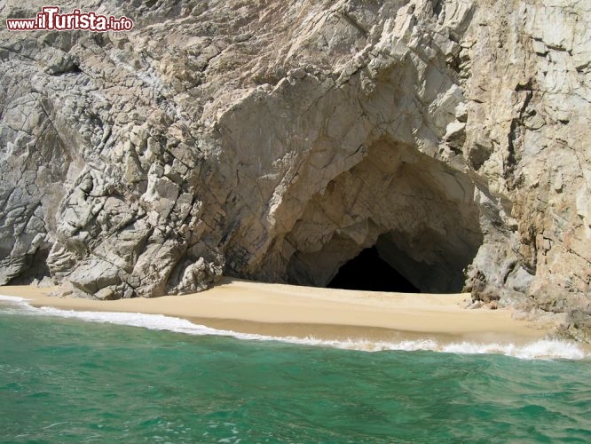 Immagine Un spiaggia solitaria con grotta, posizionata vicino a Cabo San lucas in California, nel Messico nord - occidentale - © MosamMoments / Shutterstock.com