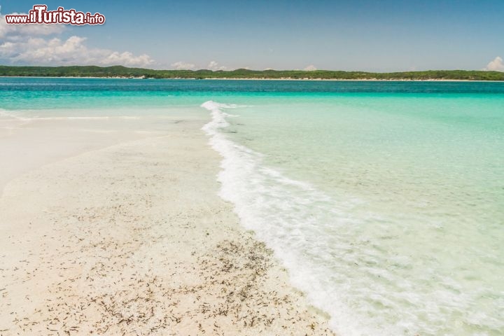 Immagine Una bella spiaggia tropicale ad Antsiranana: nel nord del Madagscar, lungo la baia di Diego Suarez, si incontrano coste selvagge con sabbie bianche ed acque turchesi - © Pierre-Yves Babelon / Shutterstock.com