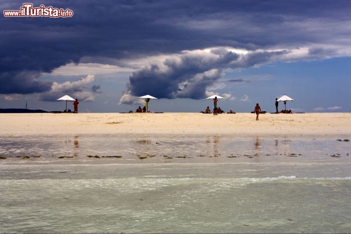 Immagine Una spiaggia turistica a Nosy Be che non sembra essere particolarmente affollata.Attorno all'isola si trovano ampi tratti di barriera corallina, ideali per sessioni di snorkeling o immersioni. Quest'isola si trova nel nord del Madagascar - © lkpro / Shutterstock.com