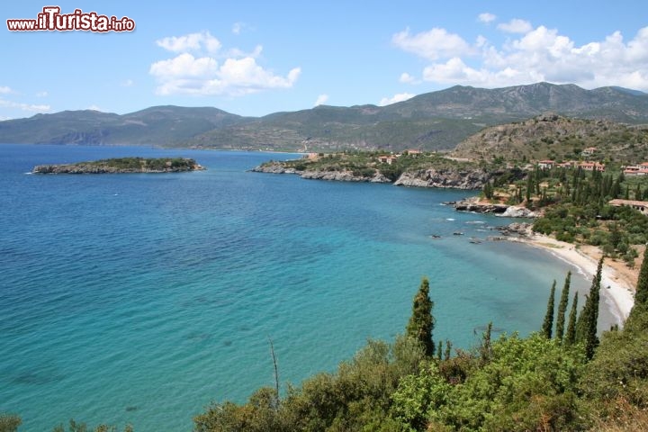 Immagine Un tratto di spiaggia vicino a Kalamata, Peloponneso - Tuffarsi nelle acque limpide del mar Ionio con lo skyline delle vicine montagne e degli arenili con le calatte semi nsacoste è un'emozione da assaporare durante un viaggio in questo angolo di Grecia. L'accostamento di mare, roccia e vegetazione rende i panorami di Kalamata di una bellezza straordinaria.
© Styve Reineck / Shutterstock.com