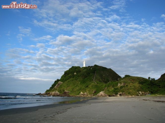 Immagine Spiaggia e faro sulla Ilha do Mel, sulla costa che si trova a sud di Curitiba, sull'Oceano Atlantico, in Brasile - © Nestor Noci / Shutterstock.com