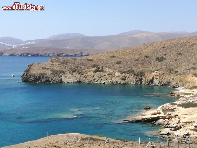 Immagine Spiaggia di Plakes con le scogliere, isola di Astypalaia, Grecia. L'isola, uno scoglio quasi completamente brullo senza vegetazione e con colline nere di roccia, offre panorami incantevoli: a gaurdarla dall'alto appare come una farfalla con le ali stese.