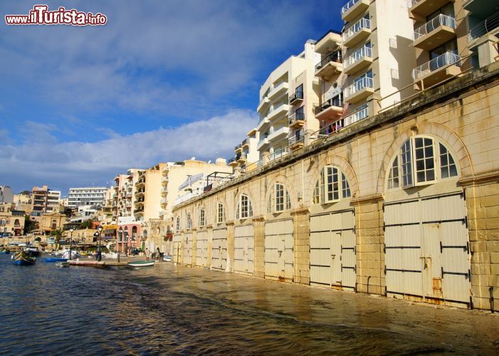 Immagine Spinola bay, ci troviamo a Malta, esattamente sulla costa di St Julian's - © ELEPHOTOS / Shutterstock.com