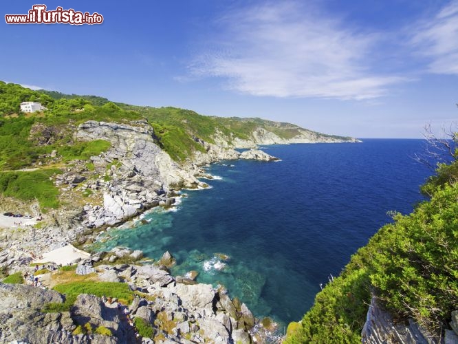 Immagine Splendida cala rocciosa nel mare di Skopelos in Grecia - © Mr. Green / Shutterstock.com