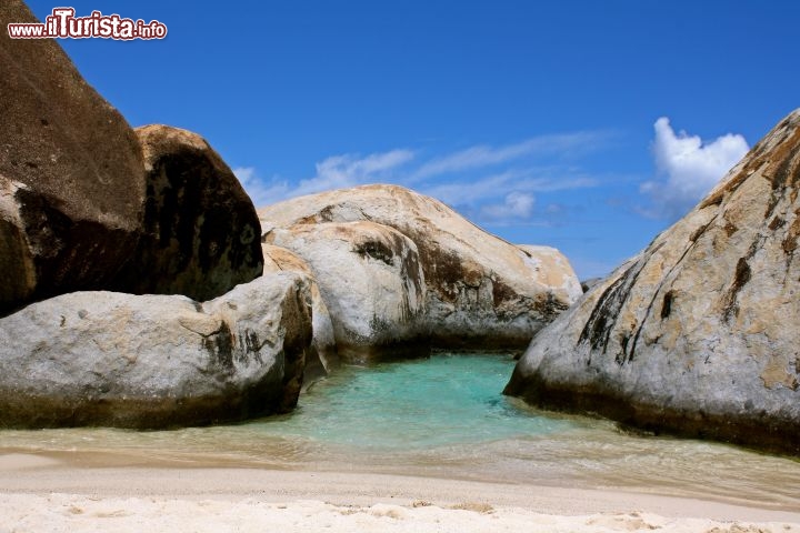 Immagine Spring Bay - Più che una spiaggia sembra una piscina naturale creata tra le rocce giganti di The Baths. La spiaggia è nascosta e corrisponde con la continuazione di The Baths ma non sono connesse l’una con l’altra.  - © Guendalina Buzzanca / thegtraveller.com