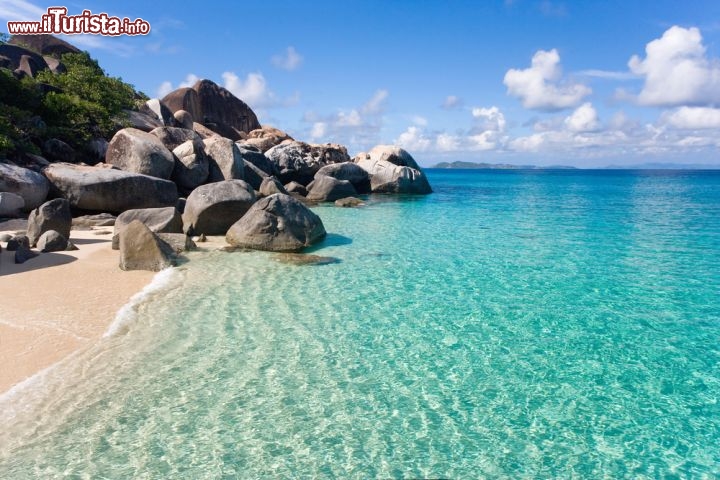 Immagine Spring Bay, la bella spiaggia caraibica a Virgin Gorda, Isole Vergini Britanniche (BVI) - © idreamphoto / Shutterstock.com