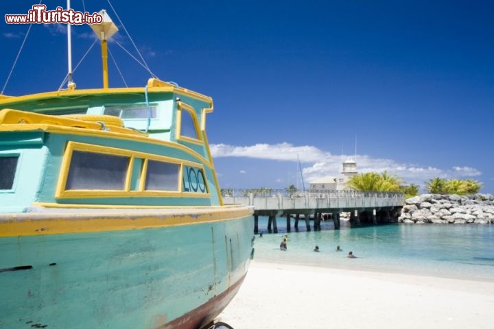 Immagine Barca nel porto di St Charles, sulla costa ovest di Barbados - Fonte: Barbados Tourism Authority