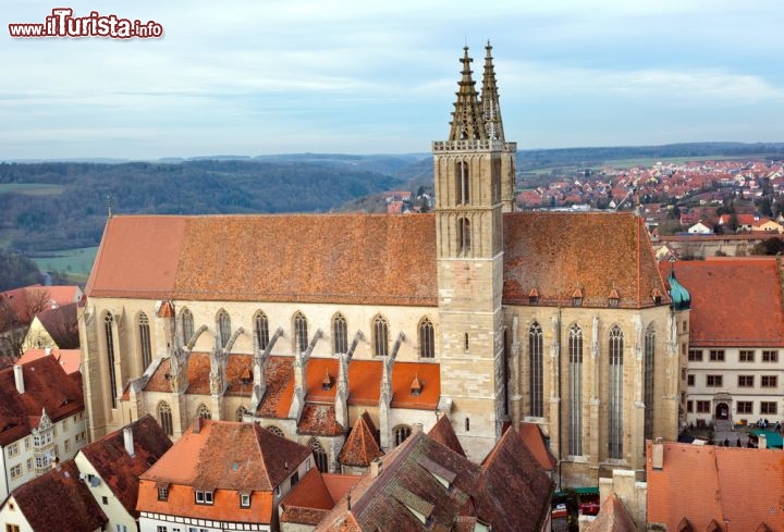 Immagine St Jakob Kirche, Rothenburg ob der Tauber - Fra gli edifici religiosi di Rothenburg si innalza la St Jacob kirche, la chiesa di San Giacomo, caratterizzata da un esterno con due alti campanili e da un interno sobrio e austero in perfetto stile tardo gotico. Fra i capolavori artistici qui ospitati vi sono una pala d'altare intagliata e dipinta risalente al 1466 e un'altra ancora più celebre, la Cena, opera di Tilman Riemenschneider © Antonio Gravante / Shutterstock.com