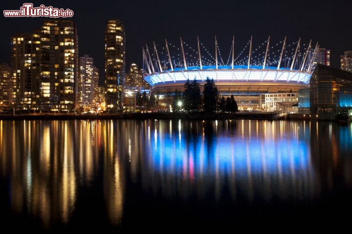 Immagine Il British Columbia Place (BC Place) è un grande stadio di Vancouver, British Columbia, Canada, realizzato per l'Expo del 1986. Vi si giocano le partite in casa dei British Columbia Lions, la squadra di football della Canadian Football League, e della squadra di calcio Vancouver Whitecaps FC - © Josef Hanus / Shutterstock.com