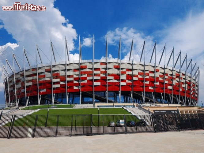 Immagine Stadio Nazionale della Polonia a Varsavia. Nel 2012 la struttura ha ospitato i campionati europei organizzati dalla UEFA - © Karol Kozlowski / Shutterstock.com